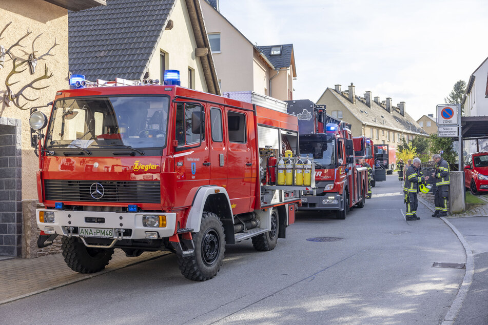 In der Hainstraße in Geyer (Erzgebirge) kam es am Montagnachmittag zu einem Feuerwehreinsatz: In einem Wohnhaus brach ein Brand in einer Küche aus.