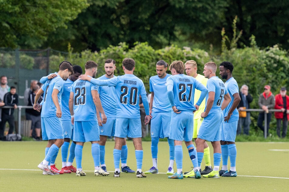 Das Bild trügt: Das Team von Viktoria Berlin ist längst keine Einheit mehr. Unter anderem wurde Anton Kanther (Nr. 23) fristlos gekündigt.