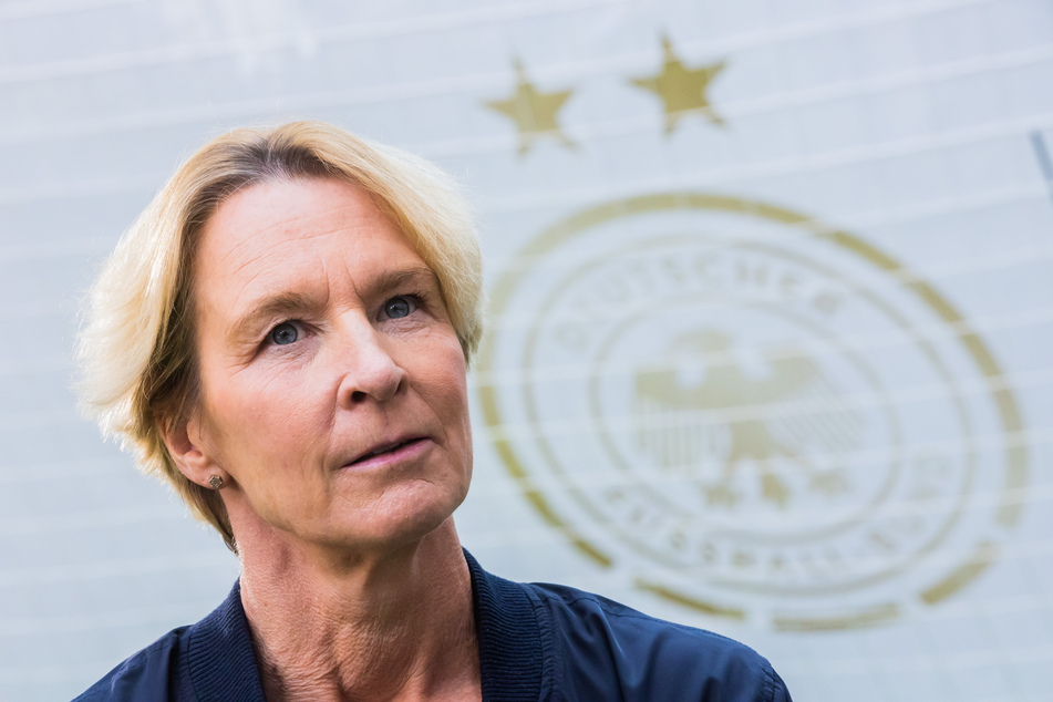 Wie sich die Zeiten ändern: Als Bundestrainerin Martina Voss-Tecklenburg (55) 1989 mit der deutschen Nationalmannschaft Europameisterin wurde, erhielt sie vom DFB als Prämie ein Kaffeeservice.