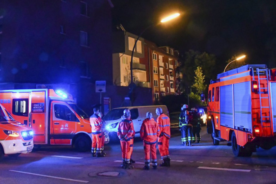 Hamburg: Brand in Heizungskeller: Feuerwehr rettet neun Menschen aus Mehrfamilienhaus