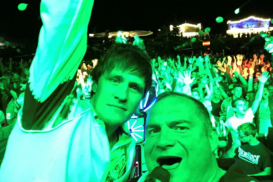 Discohummel" André Penzel (r.) mit seinem "Zögling" DJ Alex Sky, der ihn am Samstag im Stadion unterstützt.