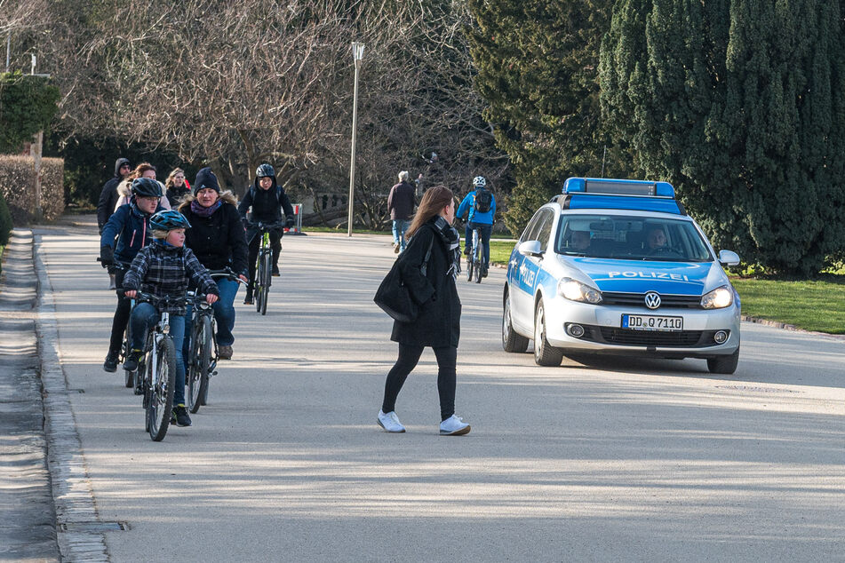 Im Großen Garten kontrolliert die Polizei die Corona-Regeln.