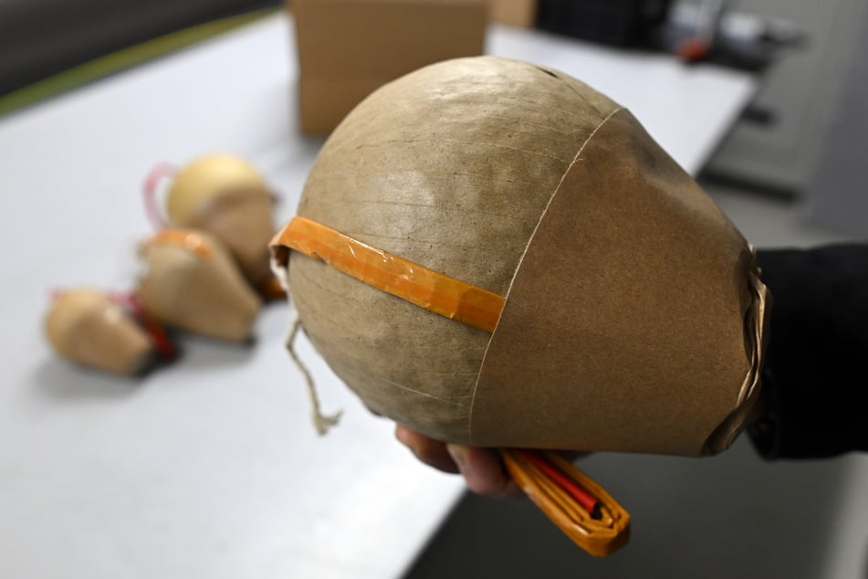 Zwei sogenannte Kugelbomben wollten die Rechtsextremen in ein Flüchtlingsheim werfen. Die Polizei konnte die Sprengladungen sicherstellen. (Symbolbild)