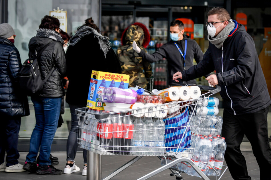 Momentan kommt es, wie hier in Italien, aus Angst vor dem Coronavirus weltweit zu sogenannten Hamsterkäufen.