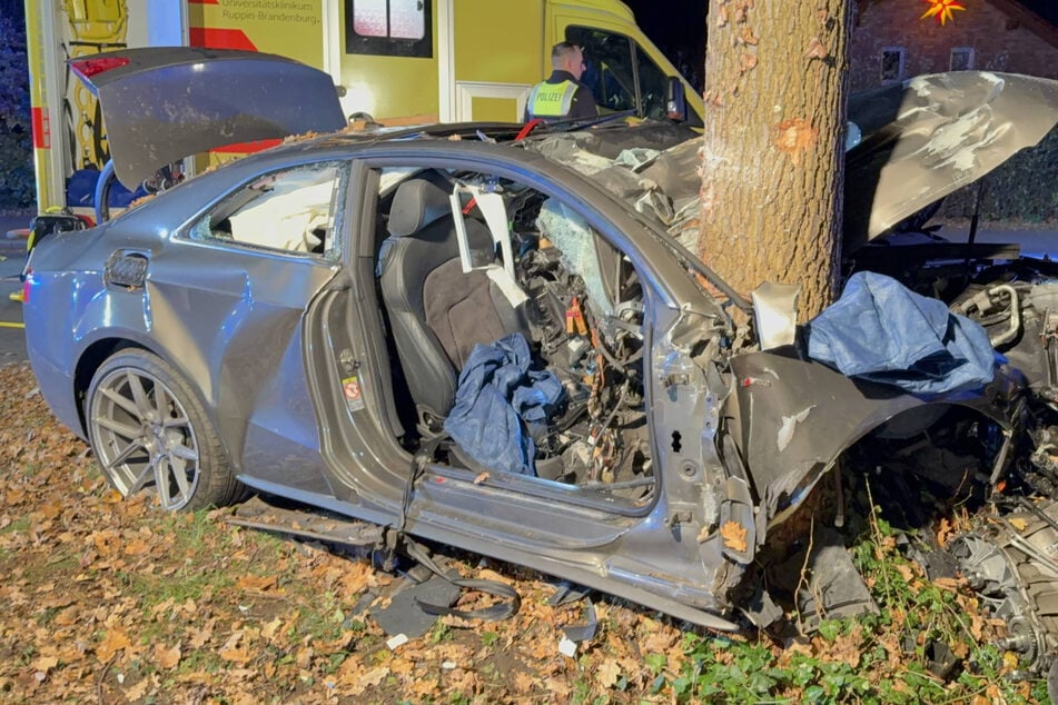 Fahrer rast gegen Baum - Beifahrerin eingeklemmt und schwer verletzt