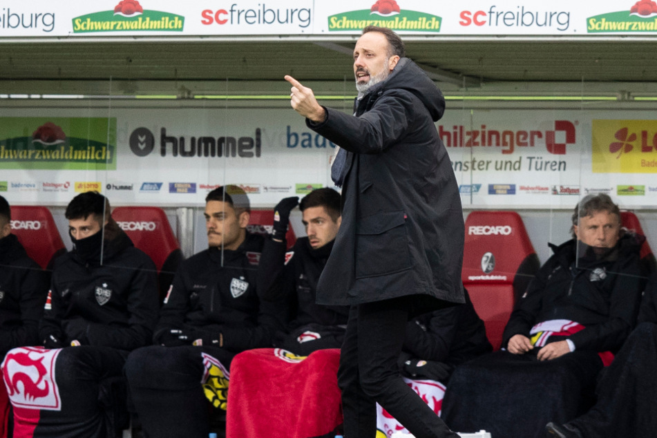 VfB-Coach Pellegrino Matarazzo (vorne) dirigiert seine Mannschaft.