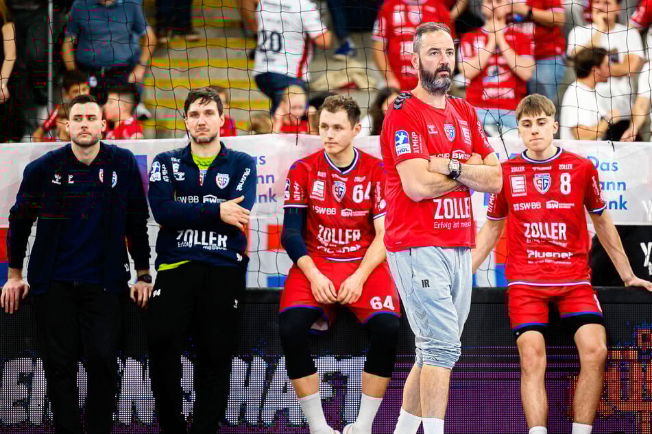 Iker Romero (44, 2.v.r.) muss mit der SG BBM Bietigheim wieder in die 2. Liga zurückkehren.