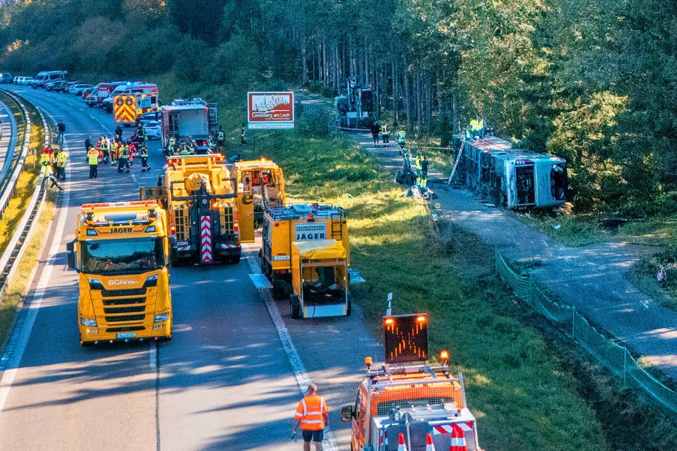 Nach ersten Erkenntnissen kam der Reisebus ohne Fremdverschulden nach rechts von der Fahrbahn ab und kippte auf die rechte Seite.