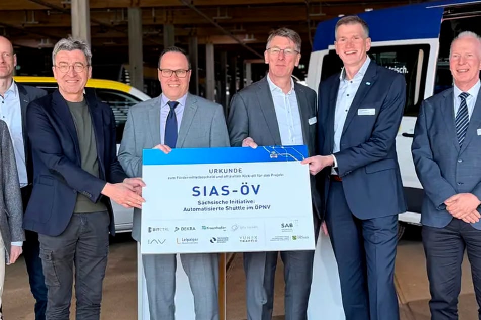 Mit der Fördermittelbescheidübergabe im Beisein von u.a. Wirtschaftsminister Dirk Panter (52, SPD, 2.v.l.) sollen Projekte zum autonomen Fahren gefördert werden.