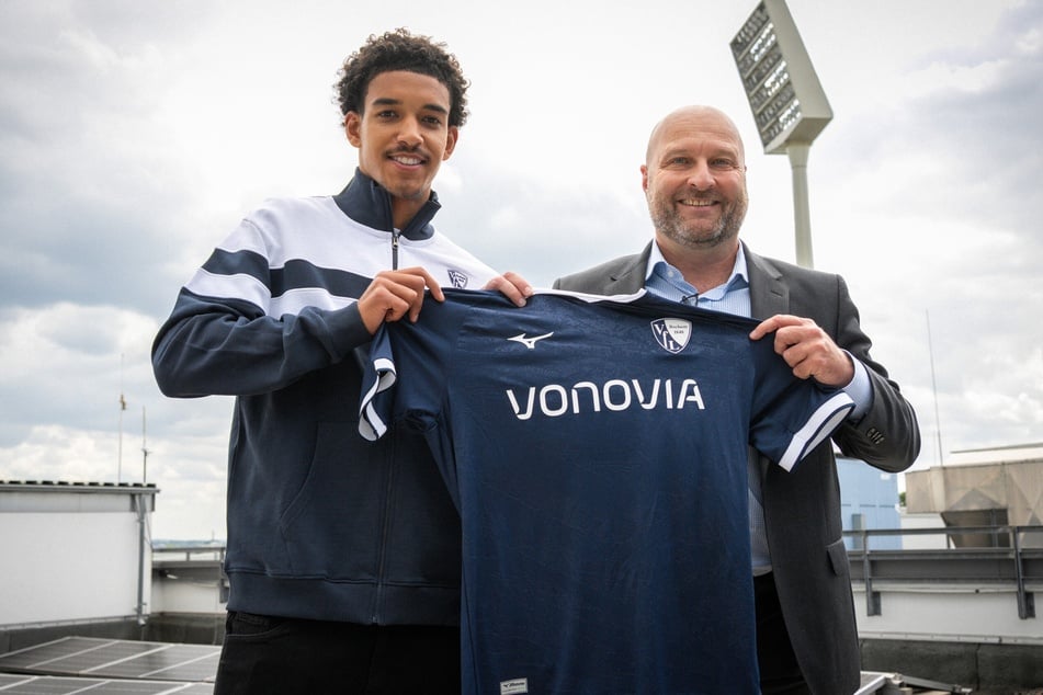 Francis Onyeka (18, l.) spielt in der kommenden Saison für den VfL Bochum.