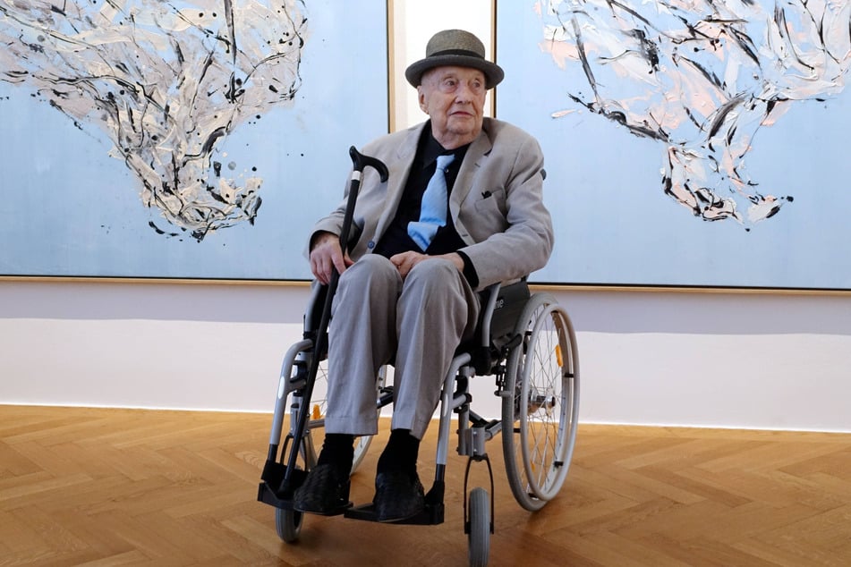 Zuletzt saß Georg Baselitz, wie hier bei einer Ausstellungseröffnung 2024, im Rollstuhl.