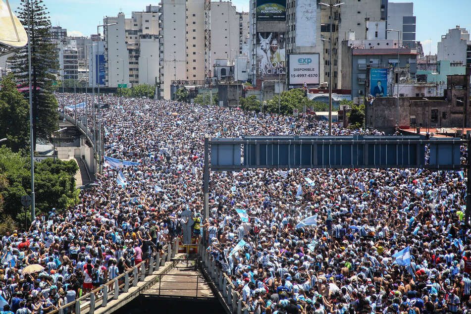 Menschenmassen bevölkern das Autobahnkreuz der Autobahn "25 de Mayo".