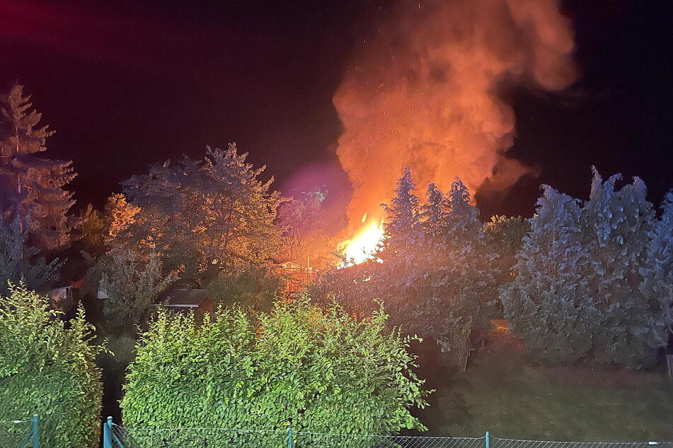 Die Flammen zerstörten eine Gartenlaube in Sondershausen.