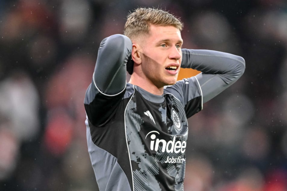 Frankfurts Außenverteidiger Elias Baum (20) soll das Interesse des HSV geweckt haben. (Archivfoto)