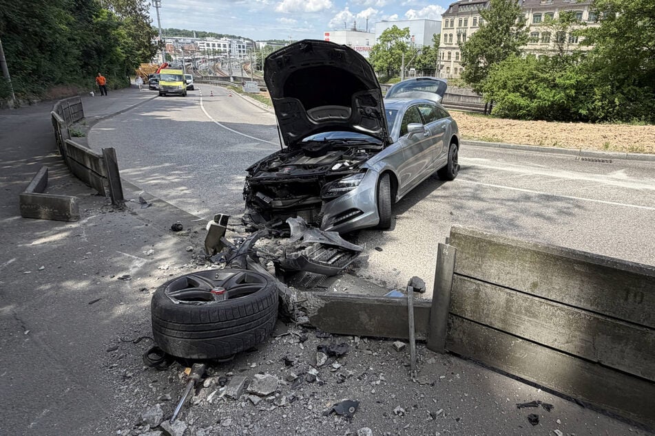 Der Mercedes verlor beim Crash gegen eine Mauer einen Reifen.
