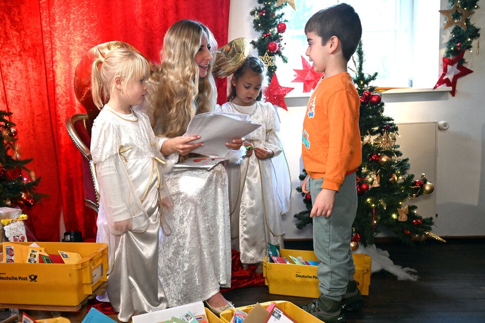 Das Christkind und seine Helferengel kümmern sich um die Belange der kindlichen Besucherinnen und Besucher.