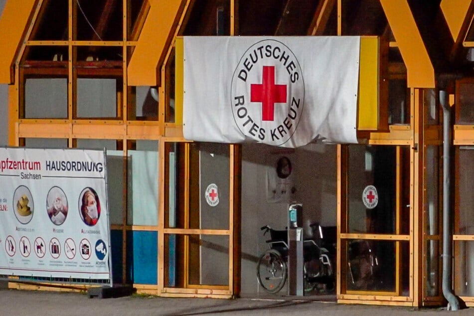 Das Impfzentrum in Treuen wurde am Dienstagabend mit Molotowcocktails beworfen.