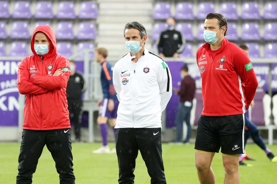 Maskenball: Das Auer Trainer-Trio Dirk Schuster (M.) und seine Co-Übungsleiter Sascha Franz (l.) und Marc Hensel. Am Ende standen die drei im Regen.