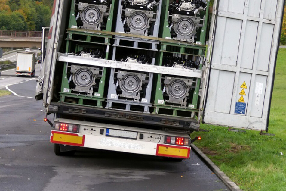 Das Bild zeigt deutlich die extreme Schräglage, mit welcher der Lastwagen auf der A4 unterwegs gewesen war.