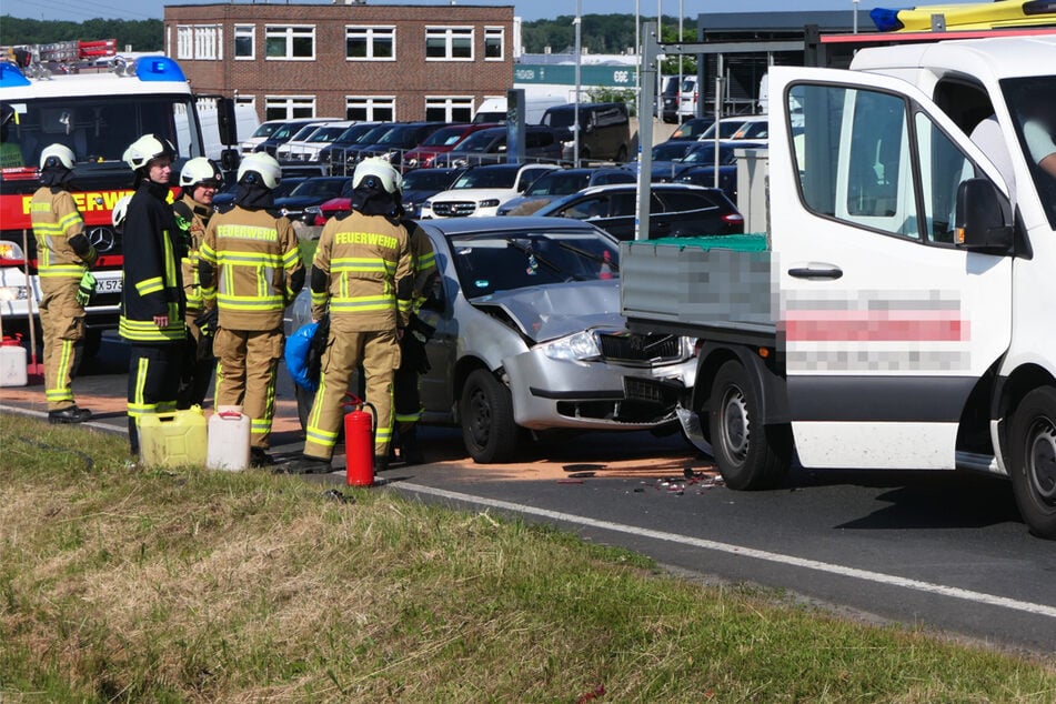 Die Kameraden der Feuerwehr mussten ausgelaufene Betriebsmittel beseitigen.