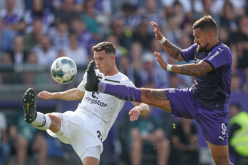 Osnabrücks Marcos Alvarez (29, r.) geht im Kampf um den Ball mit dem gestreckten Bein auf James Lawrence (28, l.) von St. Pauli zu.
