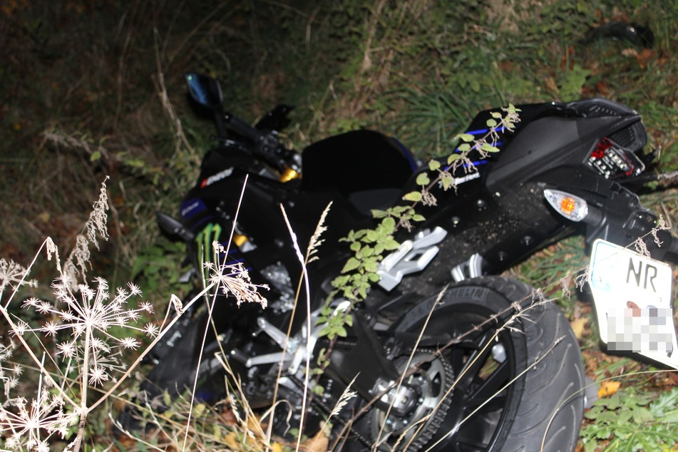 Der 16-Jährige fuhr mit seiner 125er Yamaha auf einen Toyota auf und wurde in den Straßengraben geschleudert.