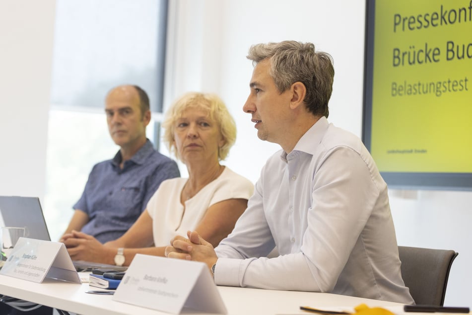 Bei einer Pressekonferenz informierten Baubürgermeister Steffen Kühn (46, Grüne, vorn), Amtsleiterin Simone Prüfer (61, M.) und Brückenexperte Steffen Marx (57) über die Zukunft der Brücke.