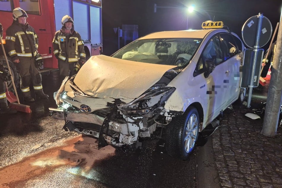 Bei beiden Fahrzeugen entstand ein hoher Sachschaden.