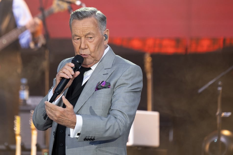 Im Rahmen seiner Open-Air-Tournee 2026 kommt Roland Kaiser (74) für zwei Konzerte nach Halle. (Archivbild)