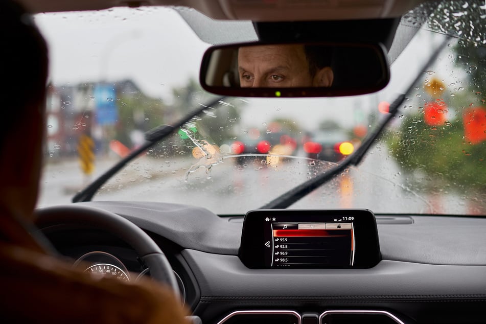 Mann wirft Bierdose auf fahrendes Auto und haut ab