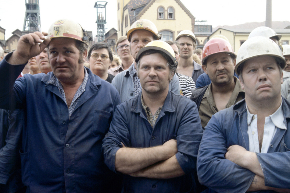 Neue Sorgen vor der Zukunft: Kumpel bei einer Demonstration für den Erhalt ihrer Arbeitsplätze vor dem Schacht Bleicherode der Kali Südharz AG, undatiertes Foto von 1990. Nach der Wende und Währungsunion wurde das ehemalige Kombinat Kali in verschiedene Bereiche zerschlagen und von der Treuhand verwaltet. In Bleicherode wurde die Kaliförderung wenig später eingestellt.