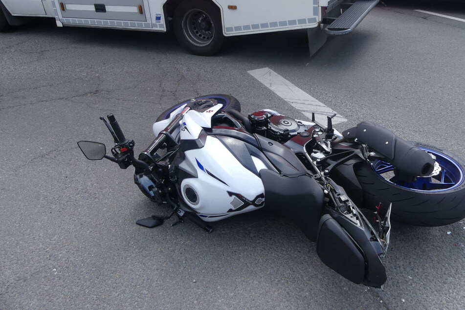 Unfall auf Kreuzung: Biker kracht mit Auto zusammen und wird schwer verletzt