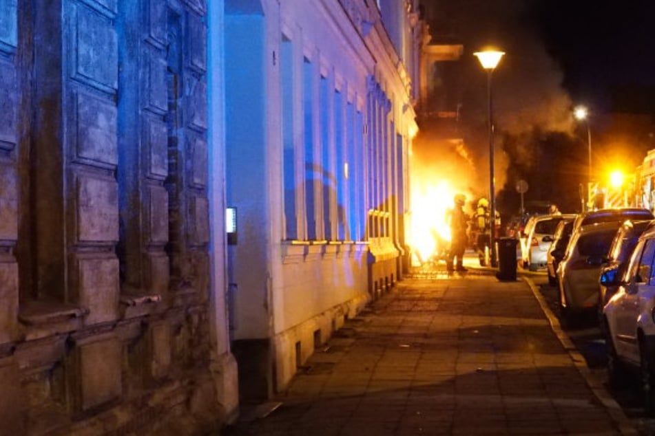 Dresden: Meterhohe Flammen bei Keller-Brand in Mehrfamilienhaus