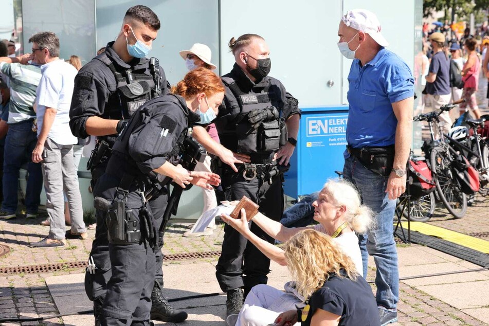 Etwa 90 Teilnehmer zeigten Atteste für die Befreiung der Mund-Nasen-Bedeckung vor.