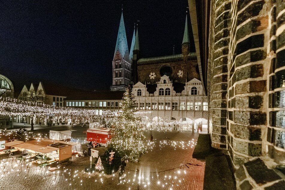 In Lübeck wurde die Weihnachtsbeleuchtung bereits auf energiesparende LEDs umgestellt. (Archivbild)