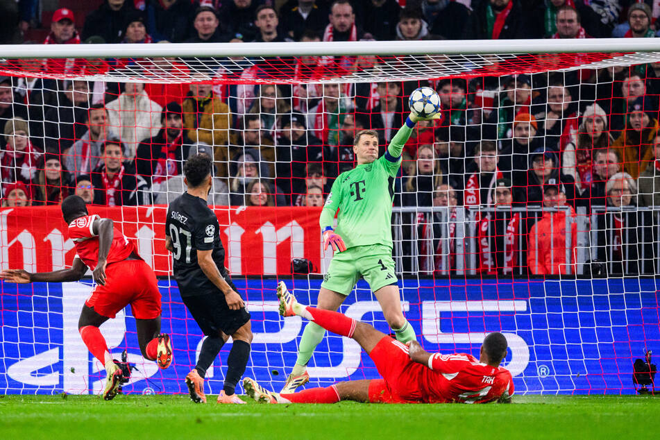 Manuel Neuer verhindert mit einem tollen Reflex ein Eigentor durch Jonathan Tah.