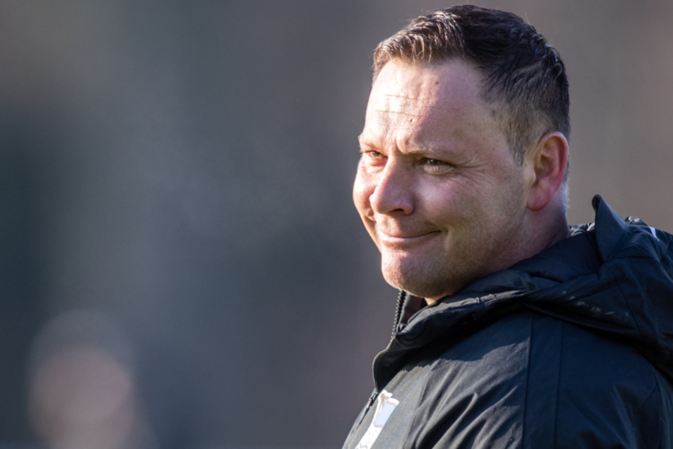 Trainer Pal Dardai (44) leitet die Spieler von Hertha BSC an bei seinem ersten offiziellen Training.