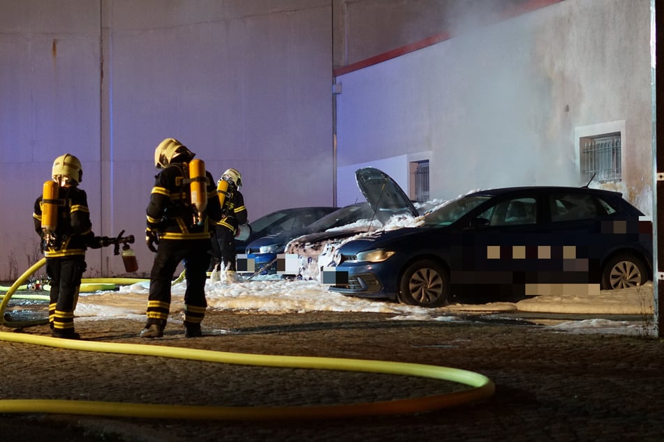 Die Feuerwehr während der Löscharbeiten in der Nacht zu Samstag.