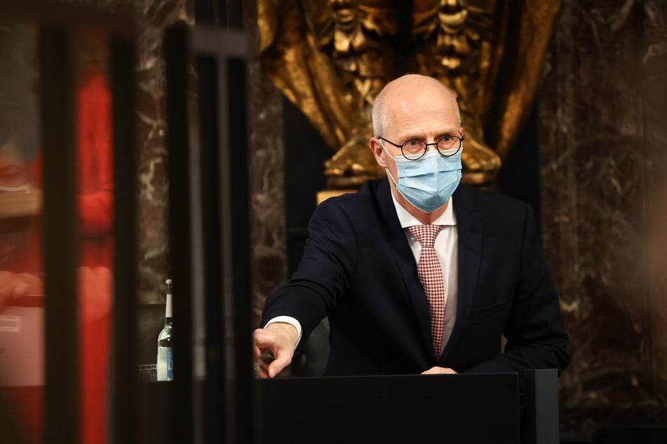 Peter Tschentscher (SPD), Erster Bürgermeister in Hamburg, kommt zu einer Sitzung der Hamburgischen Bürgerschaft im Großen Festsaal im Rathaus.