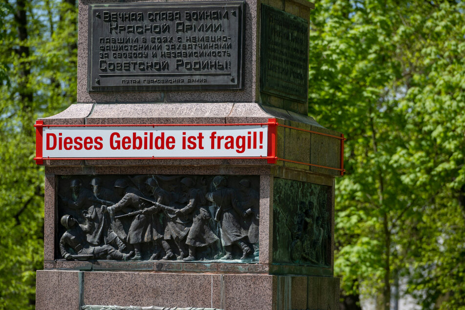 Vorsicht, fragil! Die Botschaft ist eindeutig und auf drei Seiten des Sockels auf Deutsch, Englisch und Russisch angebracht.