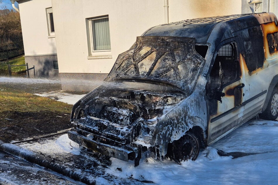 Der Kleintransporter brannte völlig aus.