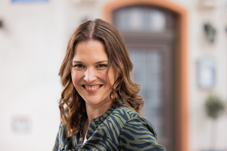 Die Kölner Schauspielerin Tatiani Katrantzi (47) schlüpft für die 6666. Folge "Unter uns" erneut in ihre Rolle als Jenny Turner.