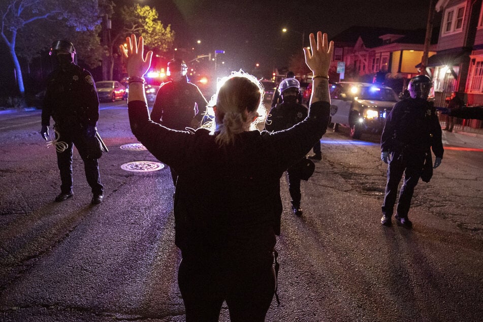 Ein Demonstrant in Oakland bei einem Protest gegen Polizeigewalt in den USA.