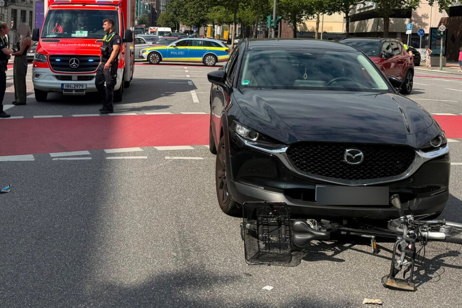 Schwerer Unfall in Hamburg: Radfahrerin von Mazda erfasst und verletzt