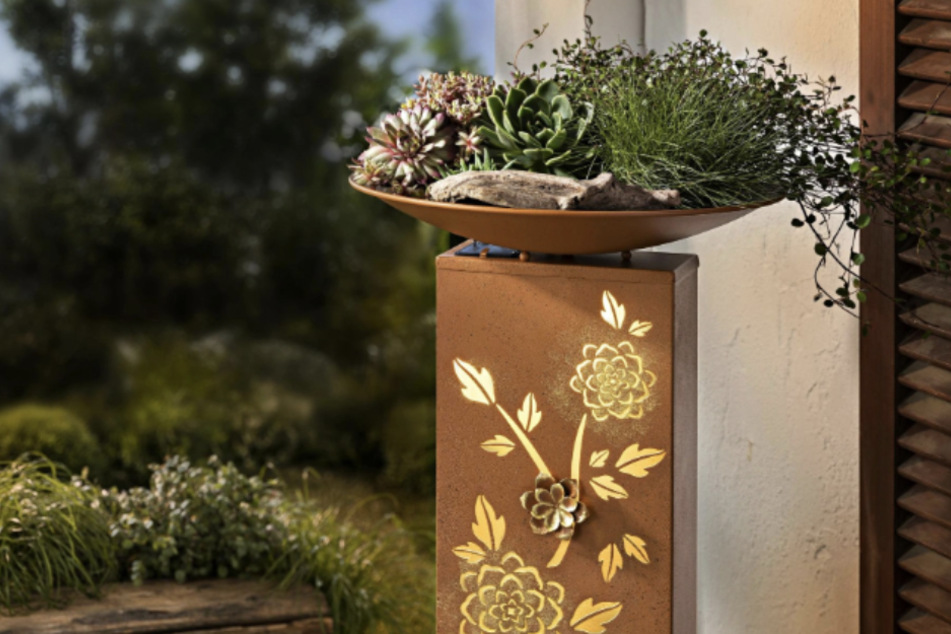 Diese schöne Pflanzsäule gibt Herbstblumen ein Zuhause und spendet Licht.