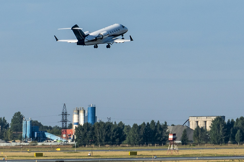 Ein Spezialflugzeug mit dem Kremlkritiker Nawalny an Bord startet vom Flughafen in Omsk in Richtung Deutschland.