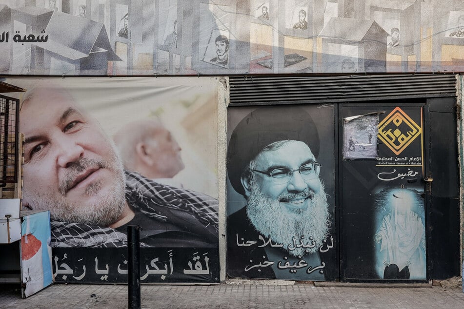 Transparente mit dem Bild des Hisbollah-Führers Hasan Nasrallah hängen an einer Straße. (Archivbild)