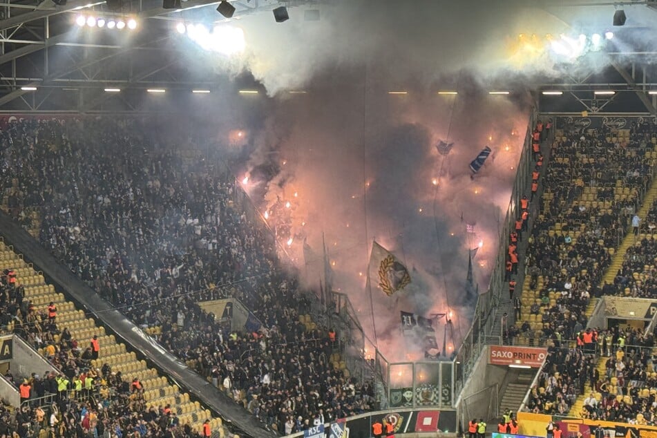 Die KSC-Fans nebeln zum Start der zweiten Hälfte den Block und das halbe Stadion ein.
