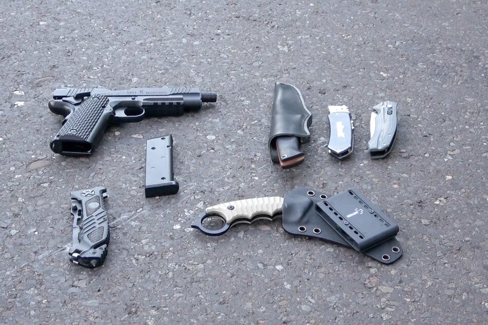 Die Polizei stellte mehrere Messer und eine Softair-Pistole sicher.