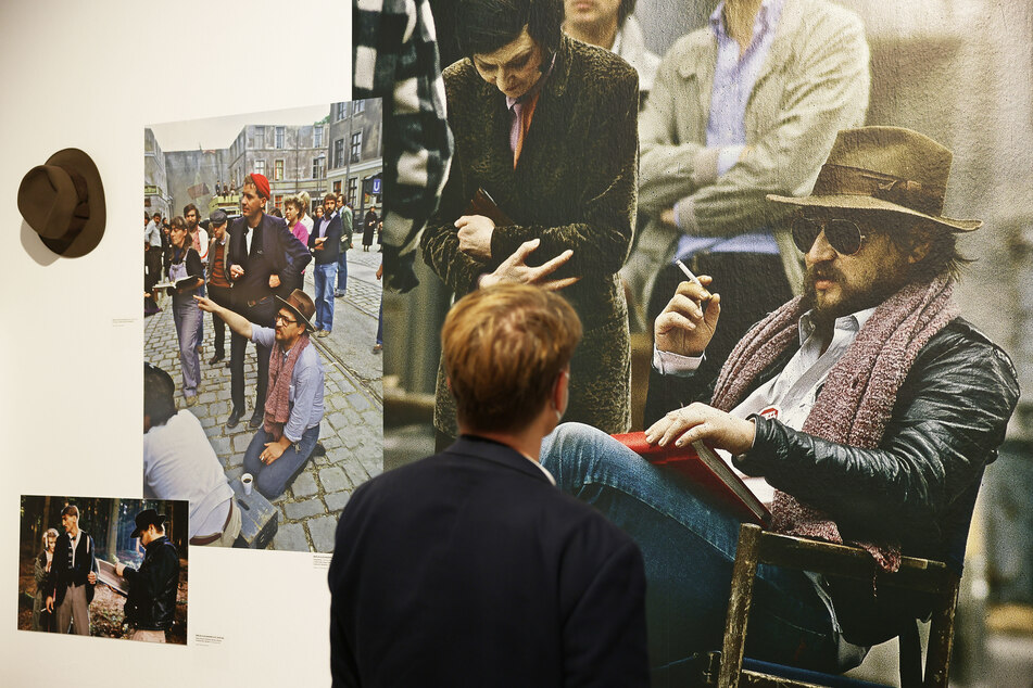 Die Ausstellung zu dem Filmregisseur Rainer Werner Fassbinder (1945–1982) ist vom 10. September bis 6. März 2022 in der Bundeskunsthalle in Bonn zu sehen.